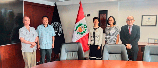 El Centro recibe la visita de la Embajadora de Filipinas